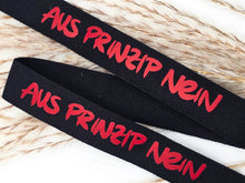 Laden Sie das Bild in den Galerie-Viewer, Baumwoll-Webband „Aus Prinzip nein“, 12 mm breit – schwarz mit rotem schriftzug, Ansicht des Spruchbands.