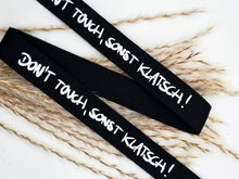 Laden Sie das Bild in den Galerie-Viewer, Baumwoll-Webband „Don't touch, sonst klatsch“, 12 mm breit – schwarz mit weißem schriftzug, Ansicht des Spruchbands.