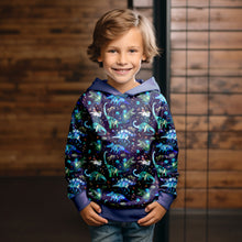 Laden Sie das Bild in den Galerie-Viewer, Baumwolljersey Dino Galaxy – 54468 – Dinosaurier vor dunkler Galaxie. Kleidungs-Mockup: Junge im Hoodie.