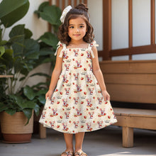 Laden Sie das Bild in den Galerie-Viewer, Baumwolljersey Erdbeer Mäuschen – Kleine Mäuse mit Erdbeeren und dem Schriftzug „make it sweet“ auf cremefarbenem Grund. Kleidungs-Mockup: Mädchen im Kleid.
