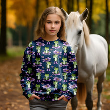 Laden Sie das Bild in den Galerie-Viewer, Baumwolljersey Frosch Blumenfreude – 54465 – Frösche und Blumen auf Dunkelblau. Kleidungs-Mockup: Mädchen im Oberteil neben weißem Pferd.
