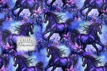 Laden Sie das Bild in den Galerie-Viewer, Baumwolljersey Mystic Horses – 26080308 – Mystische Pferde auf Blau und Violett. Stoffmuster.