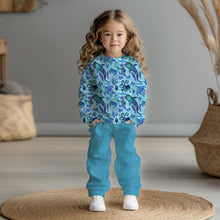 Laden Sie das Bild in den Galerie-Viewer, Baumwolljersey Ocean Friends – 54467 – Meerestiere auf Blau. Kleidungs-Mockup: Kleines Mädchen im Oberteil.
