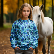 Laden Sie das Bild in den Galerie-Viewer, Baumwolljersey Ocean Friends – 54467 – Meerestiere auf Blau. Kleidungs-Mockup: Mädchen im Oberteil neben weißem Pferd.