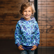 Laden Sie das Bild in den Galerie-Viewer, Baumwolljersey Ocean Friends – 54467 – Meerestiere auf Blau. Kleidungs-Mockup: Junge im Hoodie.