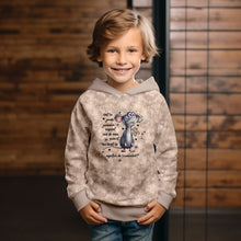 Laden Sie das Bild in den Galerie-Viewer, Mockup: Junge im Pullover aus Baumwolljersey; Motiv: graue Maus und frecher Spruch auf Beige.