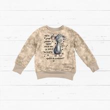 Laden Sie das Bild in den Galerie-Viewer, Mockup: Flach ausgelegtes Langarmshirt aus Baumwolljersey; Motiv: graue Maus und frecher Spruch auf Beige.