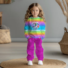 Laden Sie das Bild in den Galerie-Viewer, Baumwolljersey Panel Rainbow Unicorn – Einhorn auf Regenbogenstreifen. Kleidungs-Mockup: Kleines Mädchen im Oberteil.