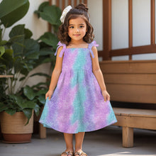 Laden Sie das Bild in den Galerie-Viewer, Baumwolljersey Pastellglanz – Sanfter Farbverlauf in Rosa, Flieder und Mint mit gedruckter Glitzeroptik. Kleidungs-Mockup: Mädchen im Kleid.