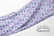 Laden Sie das Bild in den Galerie-Viewer, Baumwolljersey Schmetterlingswiese Pastell – Schmetterlinge in Türkis und Violett zwischen zarten Blüten auf hellem Grund. Drapierte Stoffbahn.