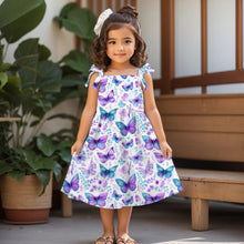 Laden Sie das Bild in den Galerie-Viewer, Baumwolljersey Schmetterlingswiese Pastell – Schmetterlinge in Türkis und Violett zwischen zarten Blüten auf hellem Grund. Kleidungs-Mockup: Mädchen im Kleid.