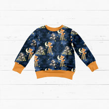 Laden Sie das Bild in den Galerie-Viewer, Baumwolljersey Waldtiere Sternennacht – Füchse auf Leitern sowie Waschbären zwischen Mondsicheln und Sternen auf Dunkelblau. Kleidungs-Mockup: Flach ausgelegter Pullover.