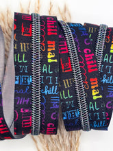 Laden Sie das Bild in den Galerie-Viewer, Endlosreißverschluss Chill mal für #5-Zipper mit 6,5 mm Raupenbreite – Detailansicht, Rainbow-Raupe.