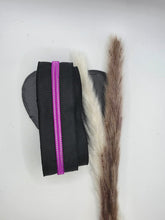 Laden Sie das Bild in den Galerie-Viewer, Endlosreißverschluss Schwarz Pink für #5-Zipper, 6,5 mm Raupenbreite – schwarzes Band mit pinkfarbener Raupe, dekorativ auf einem Herz mit Trockenblumen fotografiert.