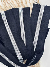 Laden Sie das Bild in den Galerie-Viewer, Endlosreißverschluss Schwarz Silber für #5-Zipper mit 6,5 mm Raupenbreite – Detailansicht, schwarzes Band mit silberfarbener Raupe.