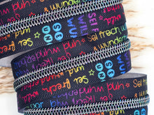 Laden Sie das Bild in den Galerie-Viewer, Endlosreißverschluss Sei frech wild und wunderbar für #5-Zipper mit 6,5 mm Raupenbreite – Detailansicht, Rainbow-Raupe.