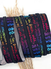 Laden Sie das Bild in den Galerie-Viewer, Endlosreißverschluss Sei frech wild und wunderbar für #5-Zipper mit 6,5 mm Raupenbreite – Detailansicht, schwarze Raupe.