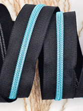 Laden Sie das Bild in den Galerie-Viewer, Endlosreißverschluss Schwarz Türkis für #5-Zipper mit 6,5 mm Raupenbreite – Detailansicht, schwarzes Band mit türkisfarbener Raupe.