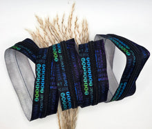 Laden Sie das Bild in den Galerie-Viewer, Endlosreißverschluss Perfekt unperfekt für #5-Zipper mit 6,5 mm Raupenbreite – Gesamtansicht, schwarze Raupe.