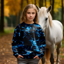 Laden Sie das Bild in den Galerie-Viewer, French Terry Blue Crack – 52503 F – Leuchtend blaue Risse auf Schwarz. Kleidungs-Mockup: Mädchen im Oberteil neben weißem Pferd.