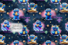Laden Sie das Bild in den Galerie-Viewer, French Terry Keksmonster Sternenzauber – Blaue Keksfiguren und Sterne auf Dunkelblau. Stoffmuster.
