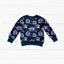 Laden Sie das Bild in den Galerie-Viewer, French Terry Keksmonster Sternenzauber – Blaue Keksfiguren und Sterne auf Dunkelblau. Kleidungs-Mockup: Flach ausgelegter Pullover.