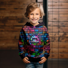 Laden Sie das Bild in den Galerie-Viewer, French Terry Panel Gamer Backstein – Gamer-Schriftzug vor bunter Ziegelwand. Kleidungs-Mockup: Junge im Hoodie.