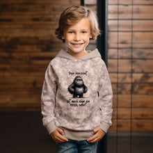 Laden Sie das Bild in den Galerie-Viewer, French Terry Panel Gorilla Frecher Spruch – Gorilla mit frechem Spruch auf Beige. Kleidungs-Mockup: Junge im Hoodie.