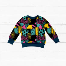 Laden Sie das Bild in den Galerie-Viewer, French Terry Patchwork Pop – Buntes Patchwork mit Streifen, Punkten und grafischen Formen. Kleidungs-Mockup: Flach ausgelegter Pullover.
