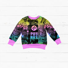 Laden Sie das Bild in den Galerie-Viewer, French Terry Punk Rebel Graffiti – Bunte Punk-Schriftzüge, Ketten und Graffiti. Kleidungs-Mockup: Flach ausgelegter Pullover.