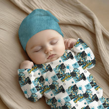 Laden Sie das Bild in den Galerie-Viewer, French Terry Skater Dino Cool – Dinosaurier mit Kopfhörern und Skateboards auf Türkis und Weiß. Kleidungs-Mockup: Baby mit Mütze und Oberteil.