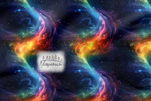 Laden Sie das Bild in den Galerie-Viewer, Hochwertiger French Terry Kombistoff mit Galaxie Muster aus 95 % Baumwolle und 5 % Elasthan für kreative Nähprojekte.
