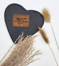 Laden Sie das Bild in den Galerie-Viewer, Braunes Kunstlederlabel mit humorvollem Spruch in 3 × 4 cm für Kleidung, Taschen und Handmade-Projekte.