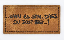 Laden Sie das Bild in den Galerie-Viewer, Hochwertiges geprägtes Kunstlederlabel mit Statement zum Aufnähen auf Rucksäcke, Hoodies und Taschen.