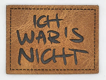 Laden Sie das Bild in den Galerie-Viewer, Braunes Kunstlederlabel mit dem Spruch „Ich war's nicht“ in 3 × 4 cm für Handmade-Projekte.