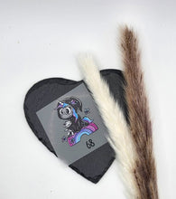 Laden Sie das Bild in den Galerie-Viewer, Größenlabel Bügelbild Deathcorn von Schnubbirella mit Beispielgröße 68 – ein dunkles Einhorn mit farbiger Mähne, auf Trägerfolie vor schwarzem Dekoherz.