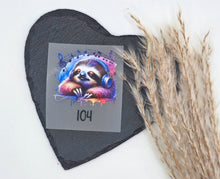 Laden Sie das Bild in den Galerie-Viewer, Größenlabel Bügelbild Faultier mit Kopfhörern und Musiknoten in Größe 104 für Handmade Kinderkleidung.
