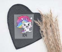 Laden Sie das Bild in den Galerie-Viewer, Größenlabel Bügelbild Freches Regenbogen Einhorn von Schnubbirella für selbstgenähte Kinderkleidung in Größe 104