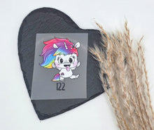 Laden Sie das Bild in den Galerie-Viewer, Größenlabel Bügelbild Freches Regenbogen Einhorn von Schnubbirella für selbstgenähte Kinderkleidung in Größe 122
