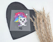 Laden Sie das Bild in den Galerie-Viewer, Größenlabel Bügelbild Freches Regenbogen Einhorn von Schnubbirella für selbstgenähte Kinderkleidung in Größe 146