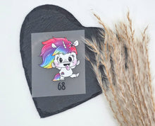 Laden Sie das Bild in den Galerie-Viewer, Größenlabel Bügelbild Freches Regenbogen Einhorn von Schnubbirella für selbstgenähte Kinderkleidung in Größe 68