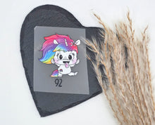 Laden Sie das Bild in den Galerie-Viewer, Größenlabel Bügelbild Freches Regenbogen Einhorn von Schnubbirella für selbstgenähte Kinderkleidung in Größe 92