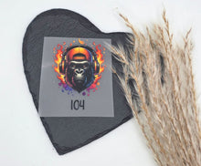 Laden Sie das Bild in den Galerie-Viewer, Größenlabel Bügelbild Gorilla mit Cap und Kopfhörern in Größe 104 für selbstgenähte Kinderkleidung und Handmade Projekte.
