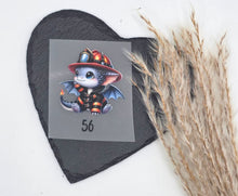 Laden Sie das Bild in den Galerie-Viewer, Größenlabel Bügelbild kleiner Feuerwehrdrache in Größe 56 für selbstgenähte Babykleidung