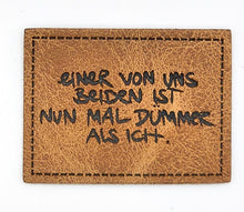 Laden Sie das Bild in den Galerie-Viewer, Hochwertiges, geprägtes Kunstleder Label mit frechem Statement für DIY-Näharbeiten und Accessoires.