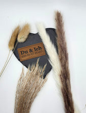 Laden Sie das Bild in den Galerie-Viewer, Geprägtes Kunstleder Label Du & Ich – Gegen den Rest der Welt zum Einnähen für Taschen, Kleidung und Handmade-Projekte.