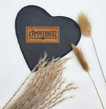 Laden Sie das Bild in den Galerie-Viewer, Geprägtes Kunstleder Label „Kämpferherz“ in 5 × 2,5 cm zum Einnähen auf Kleidung, Taschen und Handmade-Projekte.