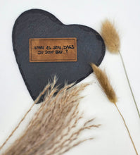 Laden Sie das Bild in den Galerie-Viewer, Geprägtes, waschbares Kunstleder Label mit dem Spruch „…Kann es sein, dass du doof bist…?“ in 2,5 × 5 cm zum Einnähen auf Kleidung und Taschen.