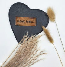 Laden Sie das Bild in den Galerie-Viewer, Geprägtes Kunstleder Label „Kleiner Rebell“ in 5 × 2 cm zum Einnähen auf Kleidung, Taschen und Handmade-Projekte.