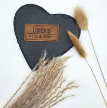 Laden Sie das Bild in den Galerie-Viewer, Geprägtes Kunstleder Label „Lausbua – wild & frech“ in bayrischer Mundart zum Einnähen auf Kleidung und Handmade-Projekte.